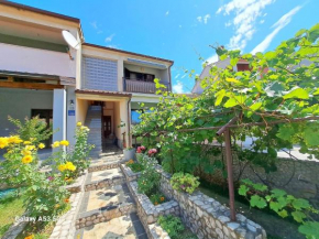 Appartement in Fažana mit Garten
